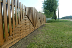 Красивый забор из дерева