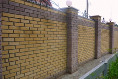 Сплошной кирпичный забор