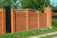 Забор из коричневого кирпича
