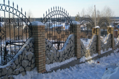 Кованый забор с имитацией камня