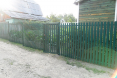 зеленый забор из металлического штакетника
