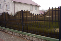 Кованый забор с покрытием из поликарбоната