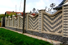 Кирпичный забор для дома