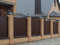 Забор с цоколем и столбами из кирпича с профнастилом в наполнении